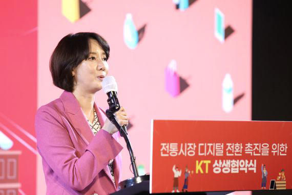 5일 서울 중구 노보텔 엠베서더 서울 동대문호텔에서 열린 ‘ 전통시장 디지털 전환 촉진을 위한 KT 상생협약식’에서 이영 중소벤처기업부 장관이 인사말을 하고 있다. (중소벤처기업부 제공)