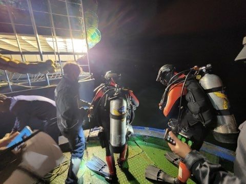 군산해경이 해양오염방제를 위해 선박 파공부 봉쇄를 위한 잠수 준비 중에 있다.