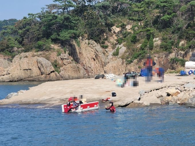군산해경 새만금파출소 구조팀이 레스큐 슬립웨이를 이용해 고립자를 구조하고 있다