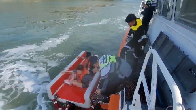 군산해경 새만금파출소 구조팀이 고립자를 연안구조정으로 구조하고있다