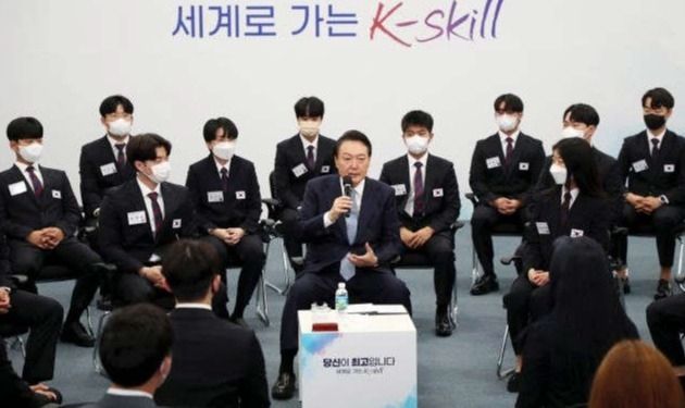 윤석열 대통령이 14일 인천시 부평구 글로벌숙련기술진흥원을 방문, 국제기능올림픽에 출전하는 국가대표들과 간담회를 하고 있다