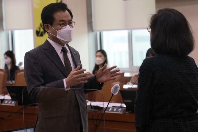 여성가족위원회 전체회의에 앞서 김현숙 여가부장관을 만나 ‘근로정신대 피해자 지원법’조속 처리를 위한 부처의 노력을 주문하는 윤영덕 의원.