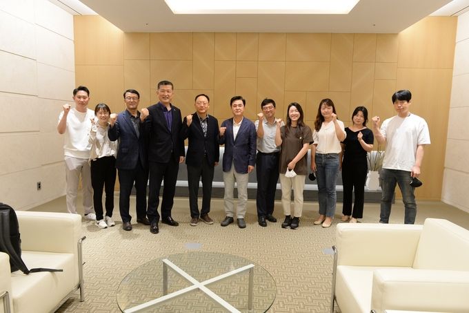 18일 인천국제공항에서 김태흠 지사를 비롯한 충남도 미국 순방단이 출국에 앞서 기념사진을 찍고 있다.