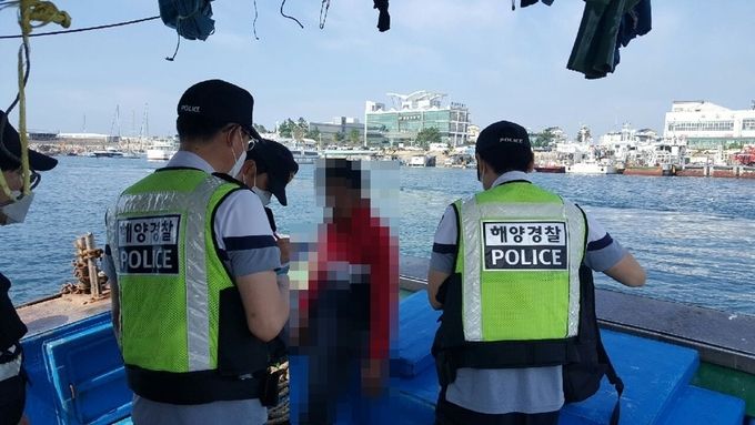 (참고사진) 어선대상으로 검문검색을 진행하고 있다
