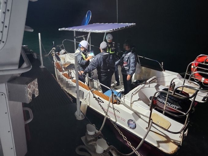 (참고사진) 레저보트 대상 검문검색을 진행하고 있다.
