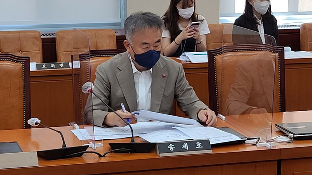 국회 행안위 법안1소위에 참석, 법안 심사중인 송재호 의원.