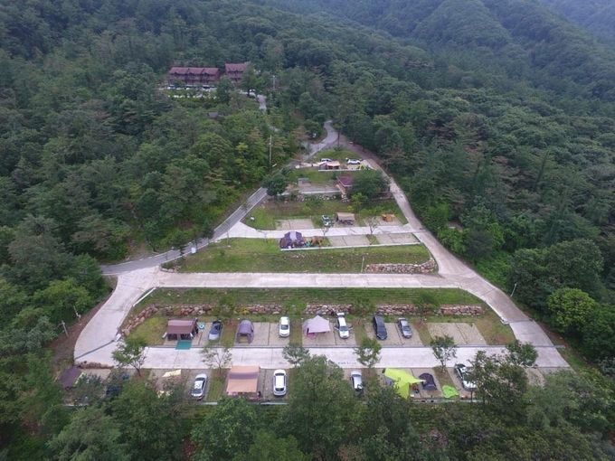 유명산휴양림 캠핑카야영장 모습입니다
