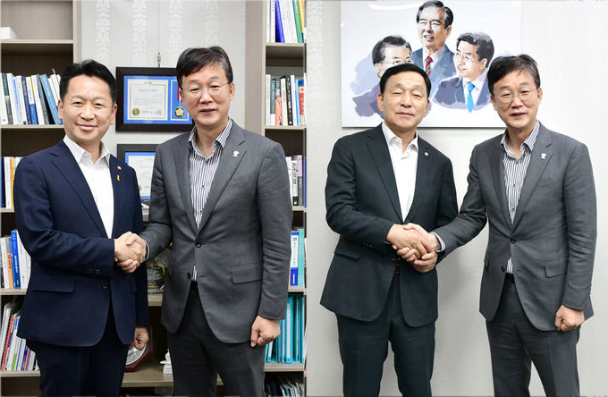왼쪽부터 고영인 국회의원-이민근 시장, 김철민 국회의원-이민근 시장