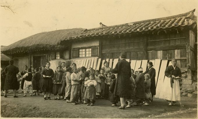 안산시 최용신기념관, 개관 15주년 기념 특별기획전‘샘골에서 상록수로’개최(샘골에서 아이들을 인솔하는 최용신-뒷모습의 여성으로 추정-1930년대, 한국YWCA연합회 제공).