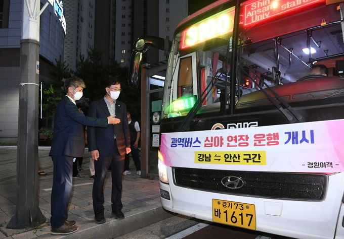 이민근 안산시장이 지난달 12일 광역버스 심야연장운행에 앞서 안전점검을 하고 있다.