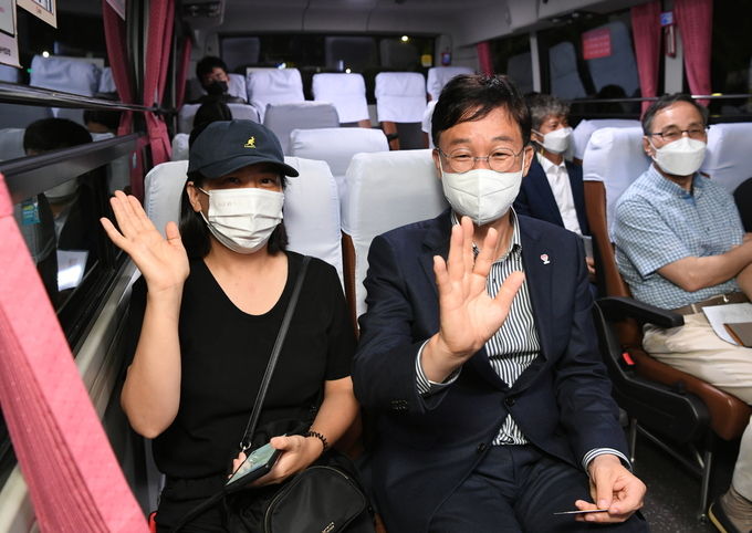 이민근 안산시장이 지난달 지난달 12일 광역버스 심야연장운행에 앞서 직접 시승하며 점검하고 있다.