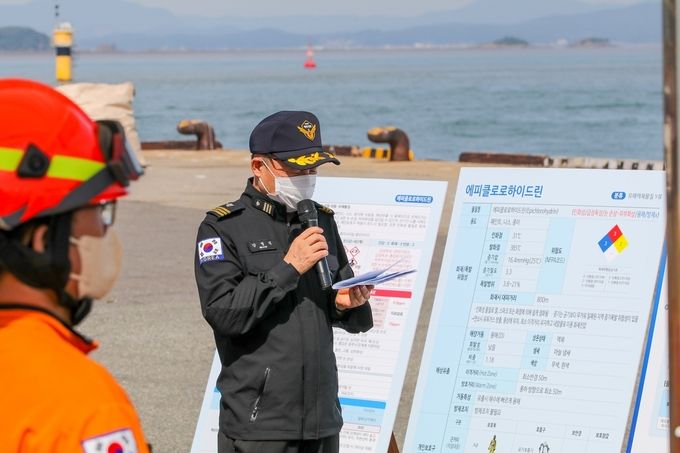 (자료사진) 강명석 군산해경 방제계장이 유해화학물질인 에피클로로히드린의 특성과 대응방법을 설명하고 있다.