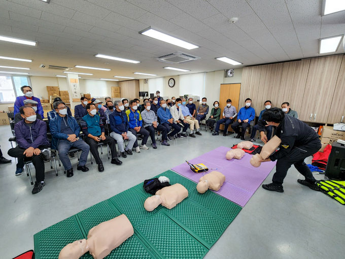 지난 26일 군산시 신영동 소재 군산시니어클럽 교육장에서 시니어 연안안전지킴이 40명을 대상으로 응급처치법 교육을 실시했다
