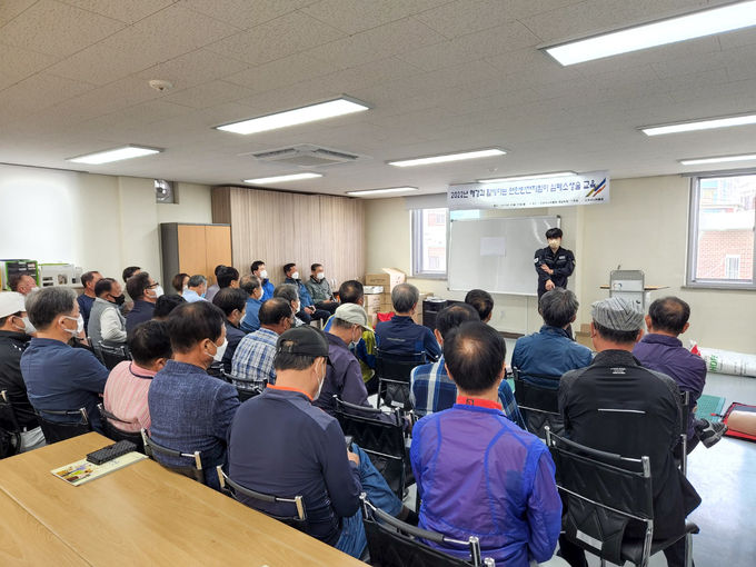 지난 26일 군산시 신영동 소재 군산시니어클럽 교육장에서 시니어 연안안전지킴이 40명을 대상으로 응급처치법 교육을 실시했다