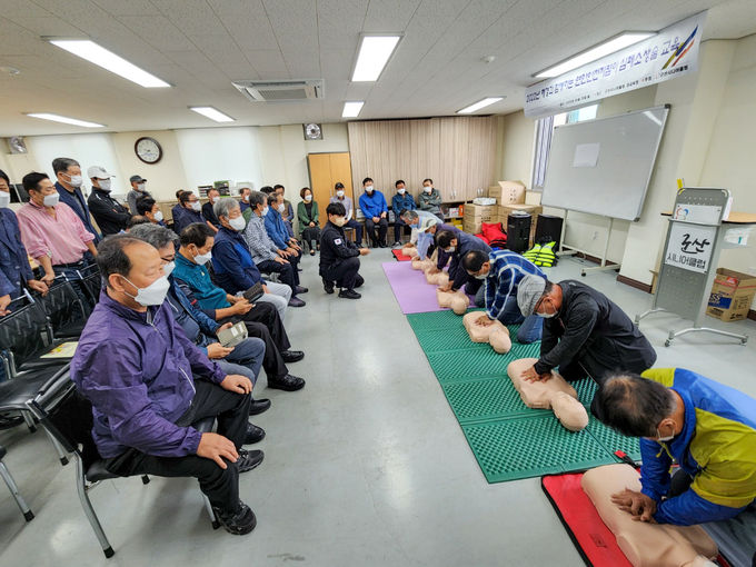 지난 26일 군산시 신영동 소재 군산시니어클럽 교육장에서 시니어 연안안전지킴이 40명을 대상으로 응급처치법 교육을 실시했다