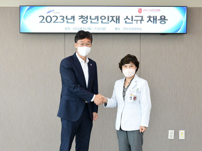 왼쪽부터 이민근 시장, 김운영 병원장