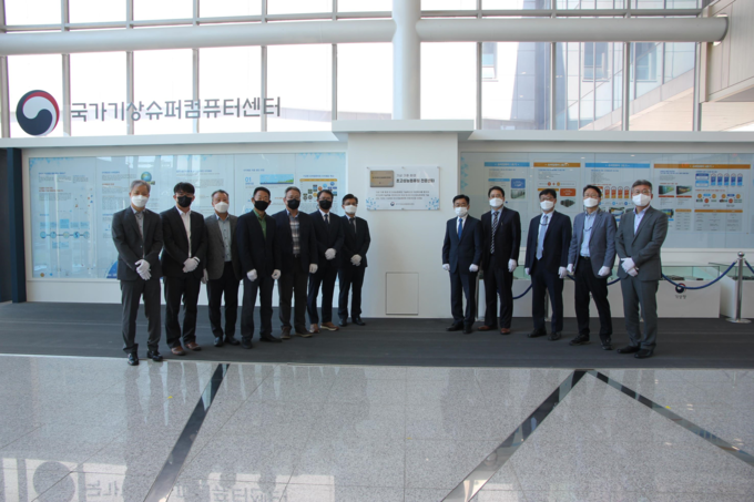 기념사진(오른쪽 다섯 번째 장동언 기상청 차장)