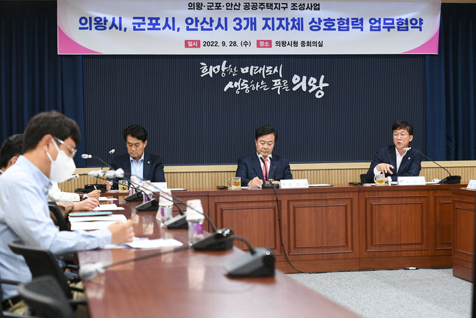 이민근 시장이 지난 28일 의왕시청에서 열린 공공주택지구 성공적 추진을 위한 행정협의체 업무협약식에서 발언하고 있다.