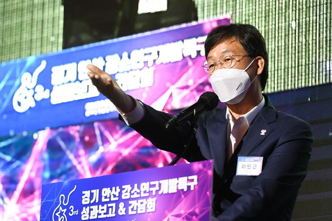 이민근 시장이 지난 28일 한양대에리카 컨벤션센터에서 열린 안산강소연구개발특구 3주년 성과보고회에 참석해 관계자들을 격려하고 있다.