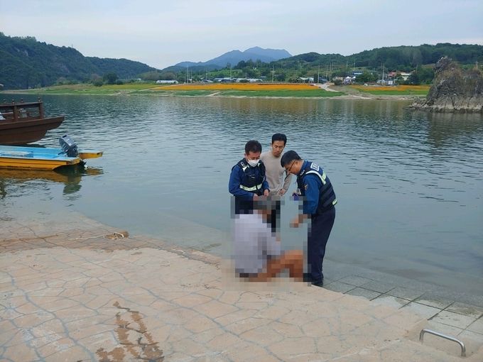 지난 25일 익수자를 구해낸 김경호 소방장(사진 가운데)