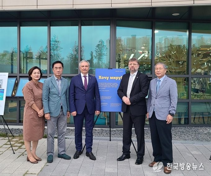 주한 폴란드 대사와 주한 우크라이나 대사 2022 폴란드 문화주간 행사 참석을 위해 배다리도서관 방문