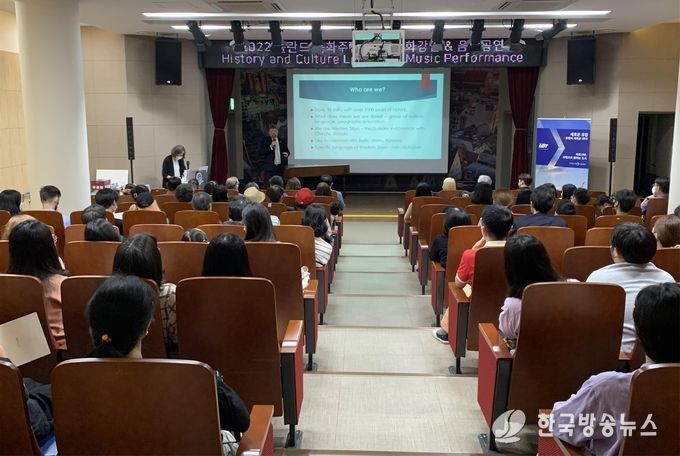 주한 폴란드 대사와 주한 우크라이나 대사 2022 폴란드 문화주간 행사 참석을 위해 배다리도서관 방문