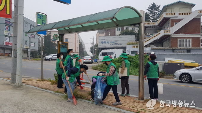 평택시 팽성읍 새마을남녀지도자 버스승강장 환경정화 활동 실천