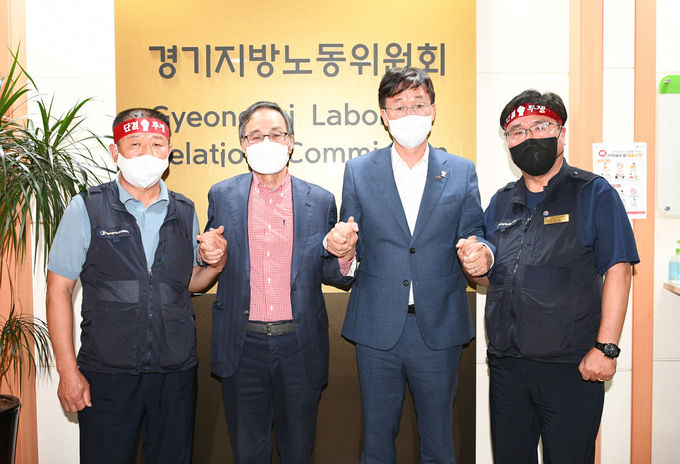 왼쪽부터 박동열 태화상운 노조 지부장, 민충기 경원여객 대표, 이민근 시장, 라홍렬 경원여객 노조 지부장