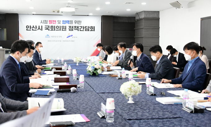 (이민근 시장이 8월 19일 한양대학교 에리카컨벤션에서 지역 국회의원들과 간담회를 진행하고 있다.)
