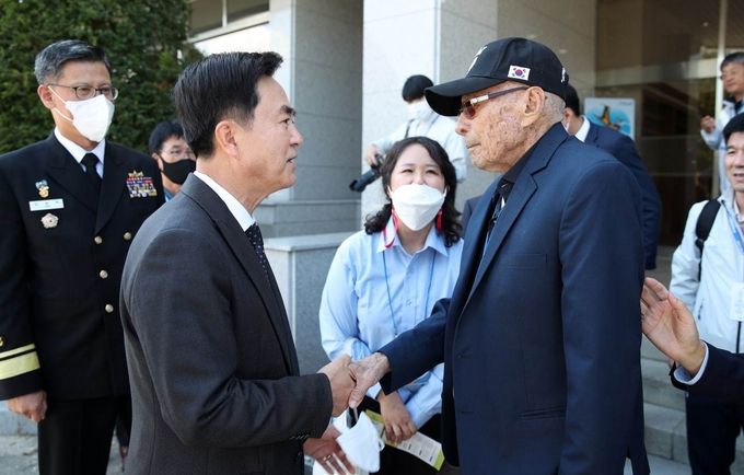 콜롬비아참전용사 마르코(90세)씨와 인사하는 김태흠지사