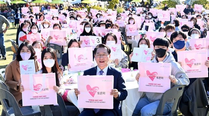 유정복 인천광역시장이 12일 인천애뜰에서 열린 '제6회 애인(愛仁)토론회'에서 시민들과 1회용품 줄이기 캠페인을 하고 있다.