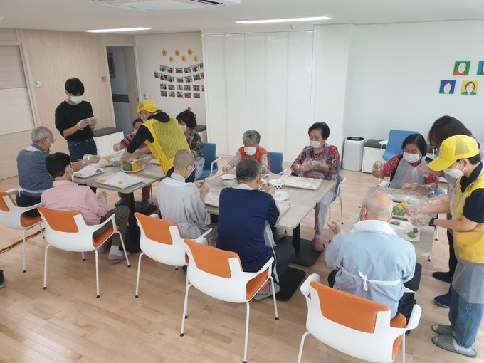 안산시 노인케어 안심주택, 대한민국 주거복지문화대상서 우수상 수상(노인안심케어주택 활동 모습) 