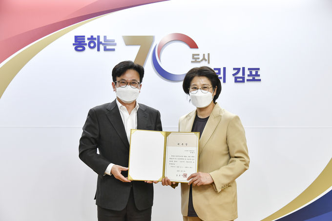 김병수 김포시장(사진 왼)이 안형숙 산업보건의에 위촉장을 수여했다