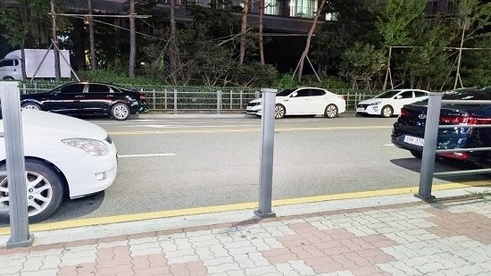 보행자의 무단행단과 차량의 불법유턴 등을 금지하기 위해 설치된 무단횡단금지시설이 도로 곳곳에 훼손돼 있다.