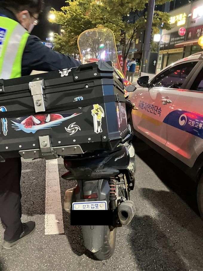불법개조한 오토바이를 단속하고 있는 경찰