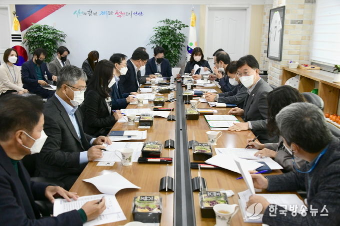 이민근 시장이 지난 18일 시장실에서 상록구 동장단 회의를 주재하고 있다.
