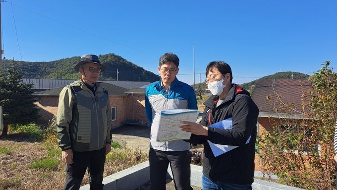 허승범 김포시 부시장이 문수산 현장행정을 통해 자연휴양림과 치유센터 등 김포시에서 추진 중인 사업 대상지를 둘러보고 있다.