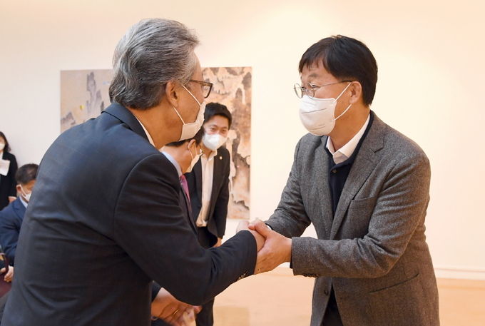 이민근 시장이 19일 제4회 안산국제아트쇼에 참석해 예술인들을 격려하고 있다.
