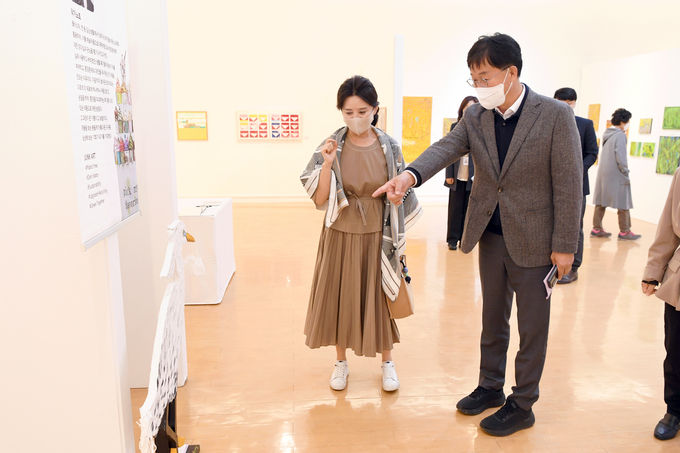 이민근 시장이 19일 제4회 안산국제아트쇼에 예술작품들을 둘러보고 있다.