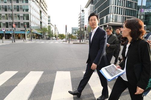 오세훈 서울시장이 송현정 건축가와 프랑스 파리의 고밀복합개발 지역인 리브고슈 일대 거리를 걷고 있다