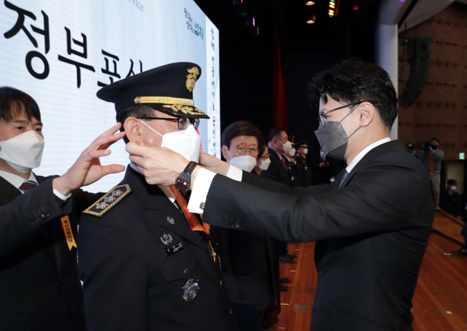 한동훈 법무부장관이「제77주년 교정의 날」 기념식에서 정병헌 서울지방교정청장에게 홍조근정훈장을 전수하고 있다.