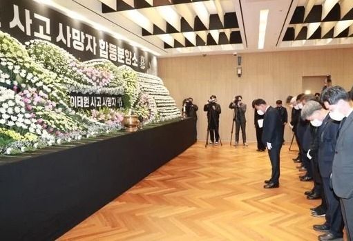 김두겸 울산시장이 10월 31일 오전 10시 울산시의회 시민홀에 마련된 이태원 사고 사망자 합동분향소를 찾아 조문하고 있다.