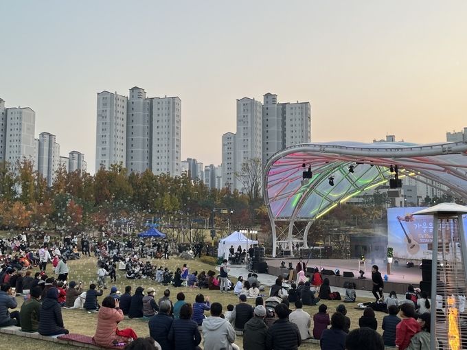 지난 28일 한강신도시 호수공원 야외무대에서 열린 마산동 개청기념 ‘가을음악회’