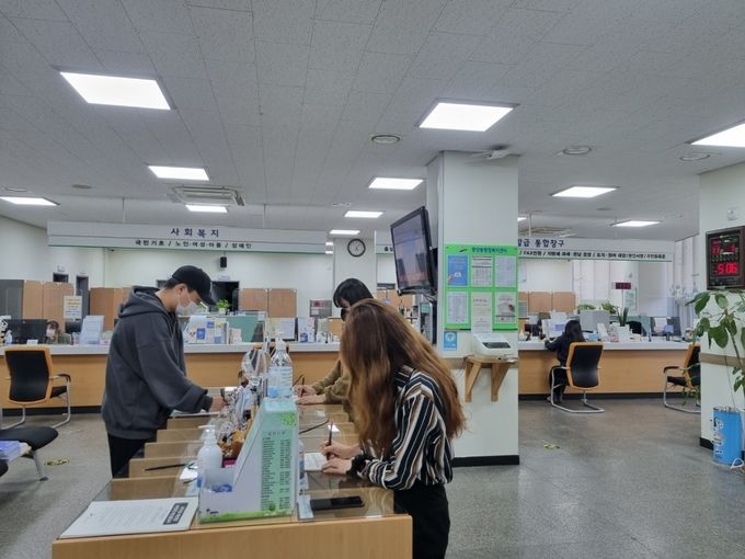 안산시가 건의한 허위 전입신고·전세사기 방지 개선안…‘전국으로’(안산시 관내 전입신고 모습)