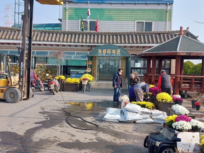 하평리 회관 앞 축제준비 모습