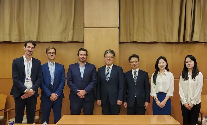 임상섭 산림청 차장(왼쪽 네번째)과 애론 블룸가든 리프연합 대표(왼쪽 세번째)등 참석자 기념촬영