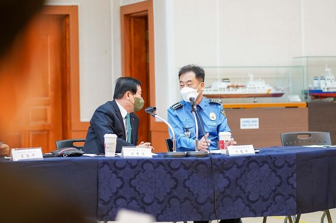 이철우 군산해경서장과 고병수 정책자문위원장이 안건에 대해 논의하고 있다.