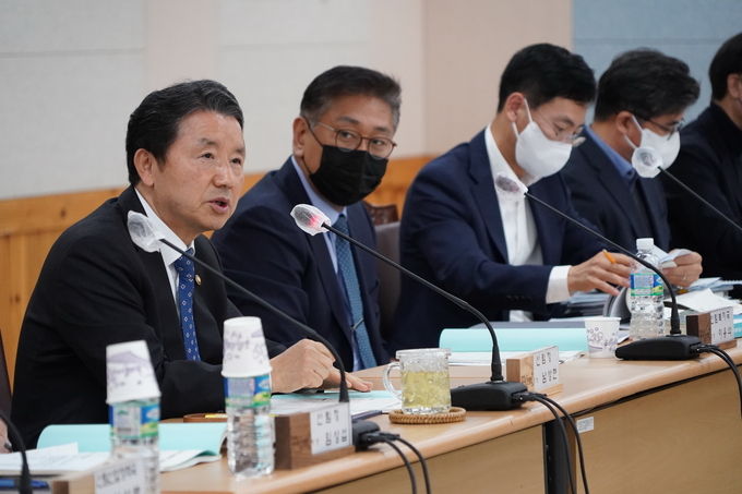 남성현 산림청장(왼쪽 첫번째) 산림분야 규제 혁신 전담팀 운영 결과 보고회 주재