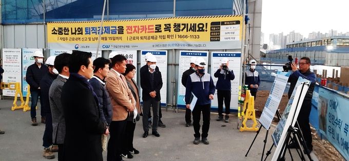 김포시의회 도시환경위원회가 김포레코파크 증설 민자사업 현장을 찾아 공사관계자로부터 설명을 듣고 있다