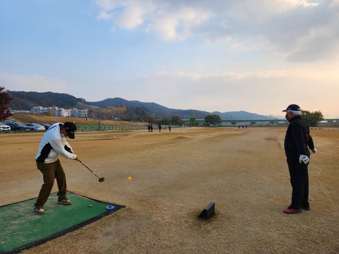 예산 무한천 둔치 파크골프장에서 동호인들이 경기를 하고 있다.